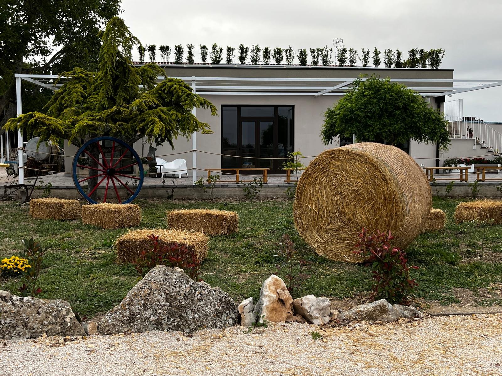 Podere con balle di fieno davanti alla veranda