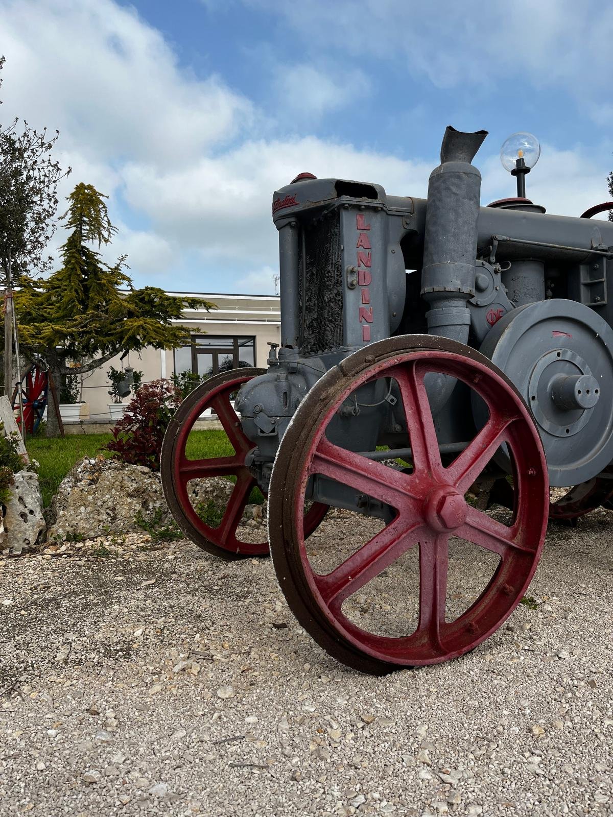 Trattore storico nel cortile del podere